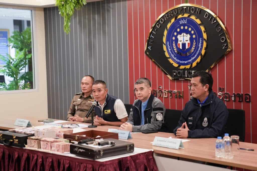 ตำรวจสอบสวนกลาง (CIB) รวบ “นายก อบต.บางปลา” เรียกรับสินบนผู้ประกอบการ 2.31 ล้านบาท แลกใบอนุญาตขุดดินถมดินและใบอนุญาตเปลี่ยนแปลงการใช้อาคาร ตำรวจสอบสวนกลาง (CIB) รวบ “นายก อบต.บางปลา” เรียกรับสินบนผู้ประกอบการ 2.31 ล้านบาท แลกใบอนุญาตขุดดินถมดินและใบอนุญาตเปลี่ยนแปลงการใช้อาคาร