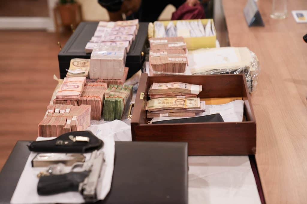 ตำรวจสอบสวนกลาง (CIB) รวบ “นายก อบต.บางปลา” เรียกรับสินบนผู้ประกอบการ 2.31 ล้านบาท แลกใบอนุญาตขุดดินถมดินและใบอนุญาตเปลี่ยนแปลงการใช้อาคาร ตำรวจสอบสวนกลาง (CIB) รวบ “นายก อบต.บางปลา” เรียกรับสินบนผู้ประกอบการ 2.31 ล้านบาท แลกใบอนุญาตขุดดินถมดินและใบอนุญาตเปลี่ยนแปลงการใช้อาคาร