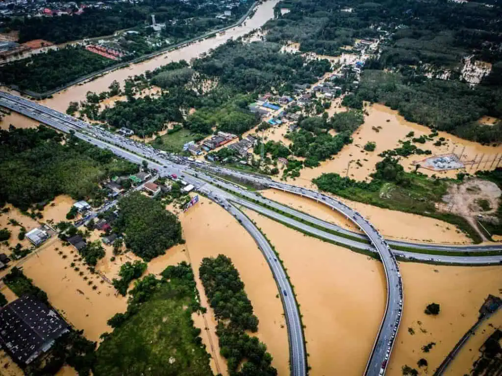 มูลนิธิอาสาเพื่อนพึ่ง (ภาฯ) ยามยาก สภากาชาดไทย  จัดตั้งโรงครัวพระราชทานเพื่อช่วยเหลือผู้ประสบอุทกภัย พื้นที่ 3 จังหวัดชายแดนใต้