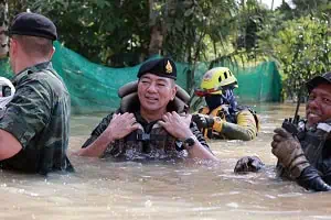 แม่ทัพภาค 4 มูลนิธิร่วมกตัญญู นำโดยบิณฑ์-ท็อป ลุยน้ำท่วมช่วยเหลือผู้ประสบภัยน้ำท่วม ปะกาฮารัง ที่ หนักสุดกว่าทุกปี