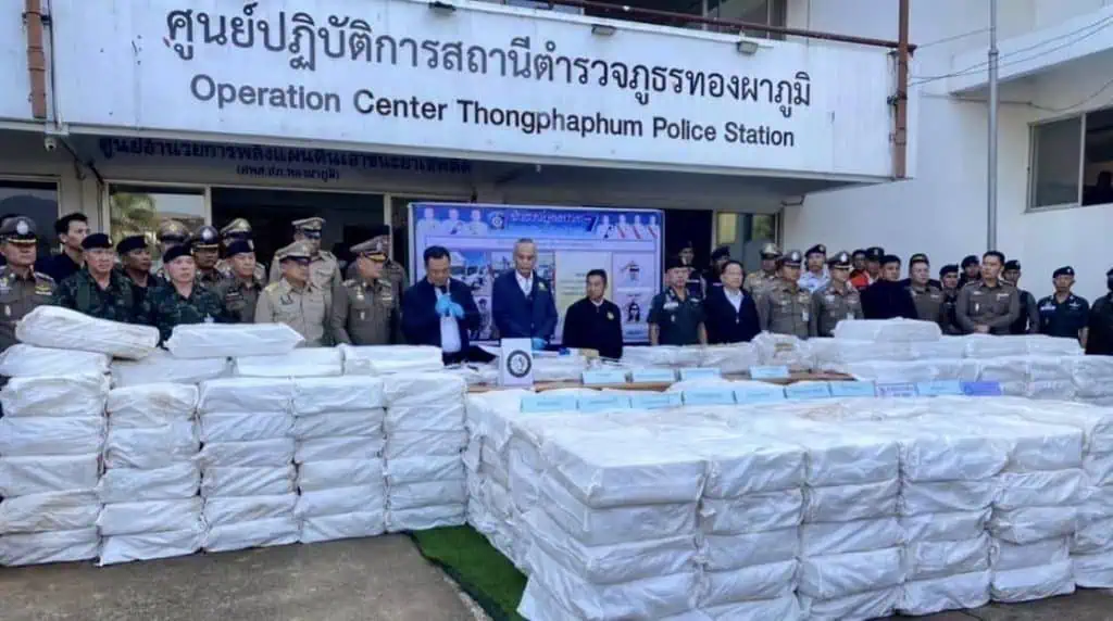 มท.1 บินด่วนแถลงจับยาบ้า 50 ล้านเม็ด จังหวัดกาญจบุรี ชื่นชมฝ่ายปกครอง-ทหาร-ตำรวจ สนองนโยบายรัฐบาลปฏิบัติหน้าที่จนประสบผลสำเร็จ