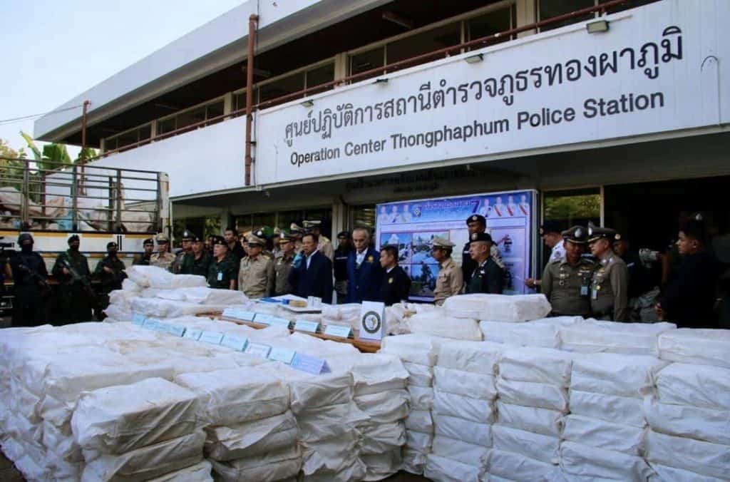 มท.1 บินด่วนแถลงจับยาบ้า 50 ล้านเม็ด จังหวัดกาญจบุรี ชื่นชมฝ่ายปกครอง-ทหาร-ตำรวจ สนองนโยบายรัฐบาลปฏิบัติหน้าที่จนประสบผลสำเร็จ มท.1 บินด่วนแถลงจับยาบ้า 50 ล้านเม็ด จังหวัดกาญจบุรี ชื่นชมฝ่ายปกครอง-ทหาร-ตำรวจ สนองนโยบายรัฐบาลปฏิบัติหน้าที่จนประสบผลสำเร็จ