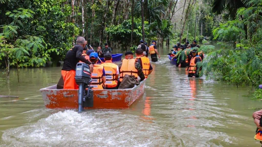 รมว.เกษตรฯ สั่งด่วน ปลัดกระทรวงเกษตรฯ ตั้งโรงครัวแจกจ่ายอาหารให้พี่น้องประชาชนทุกตำบล ในพื้นที่ 3 จว.ชายแดนใต้ที่ประสบภัยน้ำท่วมหนัก