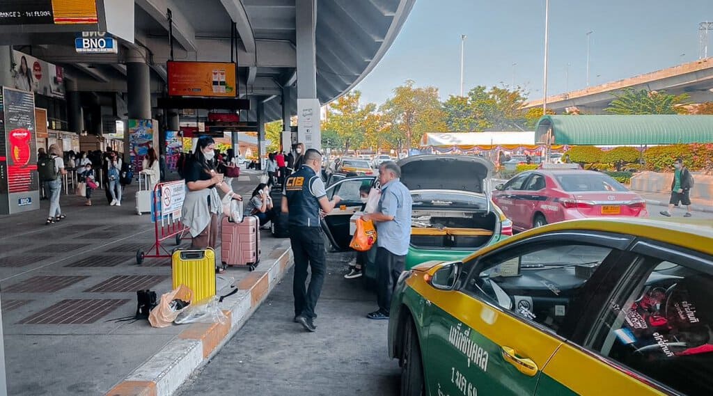 ตำรวจสอบสวนกลาง (CIB) ลงพื้นที่หมอชิต สนามบินดอนเมือง คุมเข้มป้องกันแท็กซี่เอาเปรียบผู้โดยสารช่วงปีใหม่เทศกาลปีใหม่ 2567 ตำรวจสอบสวนกลาง (CIB) ลงพื้นที่หมอชิต สนามบินดอนเมือง คุมเข้มป้องกันแท็กซี่เอาเปรียบผู้โดยสารช่วงปีใหม่เทศกาลปีใหม่ 2567