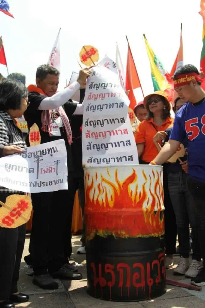 สสรท. และ สรส. ไม่เห็นด้วยกับการกำหนดค่าจ้างให้แตกต่างกันเป็นระดับท้องถิ่น เรียกร้องรัฐบาลปรับค่าจ้างขั้นต่ำต้องเป็นธรรม ต้องเลี้ยงคนในครอบครัวได้ตามหลักการสากล ต้องเท่ากันทั้งประเทศ