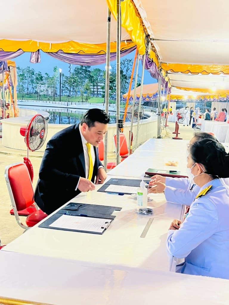 "ท่านอ้น" ทำบุญวัดปทุมวนาราม ถวายเป็นพระราชกุศล ในหลวงร. 9 - ร.10 "ท่านอ้น" ทำบุญวัดปทุมวนาราม ถวายเป็นพระราชกุศล ในหลวงร. 9 - ร.10