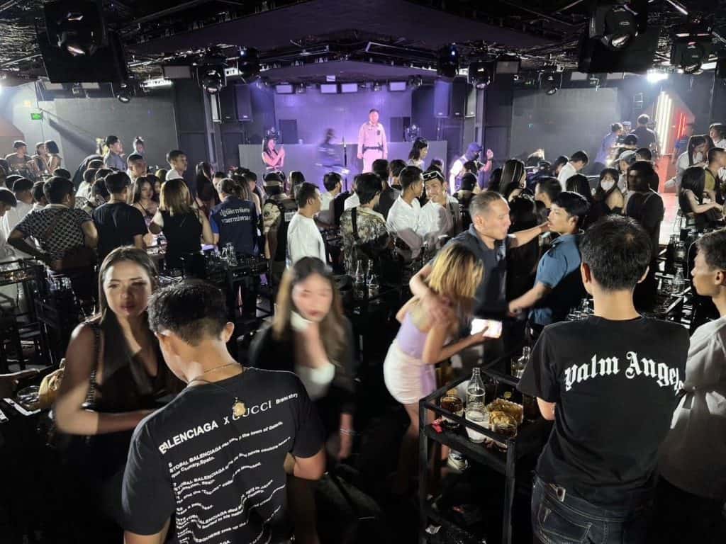 "อนุทิน" ลงนามกฎกระทรวงขยายเวลาเปิดสถานบริการถึงตี 4 ย้ำทันบังคับ 15 ธ.ค. กำชับมหาดไทยประสานฝ่ายความมั่นคงบูรณาการดูแลความเรียบร้อยส่งเสริมท่องเที่ยวควบคู่ดูแลสังคม "อนุทิน" ลงนามกฎกระทรวงขยายเวลาเปิดสถานบริการถึงตี 4 ย้ำทันบังคับ 15 ธ.ค. กำชับมหาดไทยประสานฝ่ายความมั่นคงบูรณาการดูแลความเรียบร้อยส่งเสริมท่องเที่ยวควบคู่ดูแลสังคม