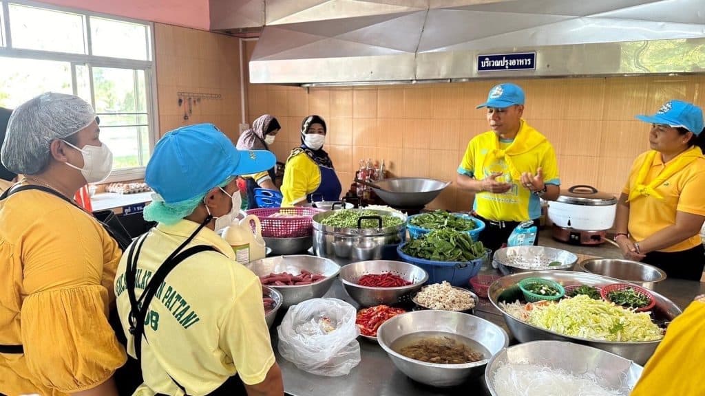 มูลนิธิอาสาเพื่อนพึ่ง(ภาฯ) ยามยาก สภากาชาดไทย ตั้งโรงครัวช่วยผู้ประสบอุกภัย มูลนิธิอาสาเพื่อนพึ่ง(ภาฯ) ยามยาก สภากาชาดไทย ตั้งโรงครัวช่วยผู้ประสบอุกภัย