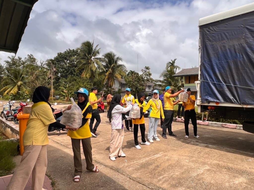 มูลนิธิอาสาเพื่อนพึ่ง(ภาฯ) ยามยาก สภากาชาดไทย ตั้งโรงครัวช่วยผู้ประสบอุกภัย มูลนิธิอาสาเพื่อนพึ่ง(ภาฯ) ยามยาก สภากาชาดไทย ตั้งโรงครัวช่วยผู้ประสบอุกภัย