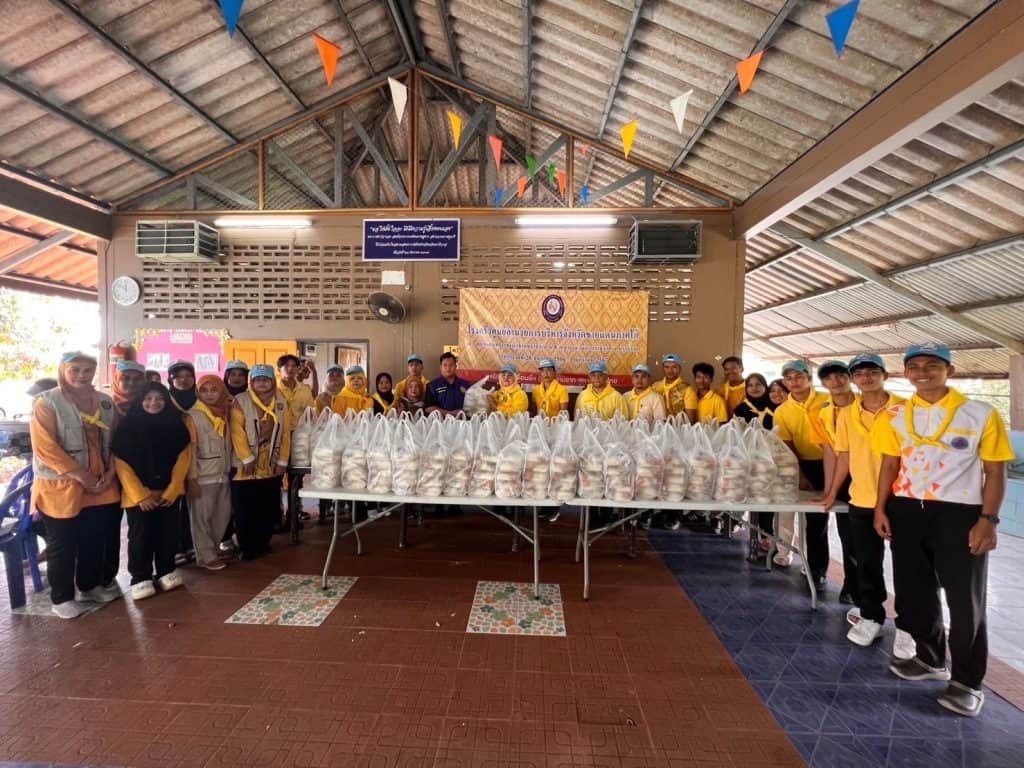 มูลนิธิอาสาเพื่อนพึ่ง(ภาฯ) ยามยาก สภากาชาดไทย ตั้งโรงครัวช่วยผู้ประสบอุกภัย มูลนิธิอาสาเพื่อนพึ่ง(ภาฯ) ยามยาก สภากาชาดไทย ตั้งโรงครัวช่วยผู้ประสบอุกภัย