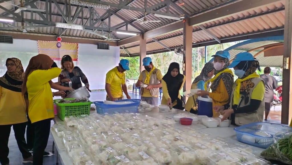 มูลนิธิอาสาเพื่อนพึ่ง(ภาฯ) ยามยาก สภากาชาดไทย ตั้งโรงครัวช่วยผู้ประสบอุกภัย มูลนิธิอาสาเพื่อนพึ่ง(ภาฯ) ยามยาก สภากาชาดไทย ตั้งโรงครัวช่วยผู้ประสบอุกภัย