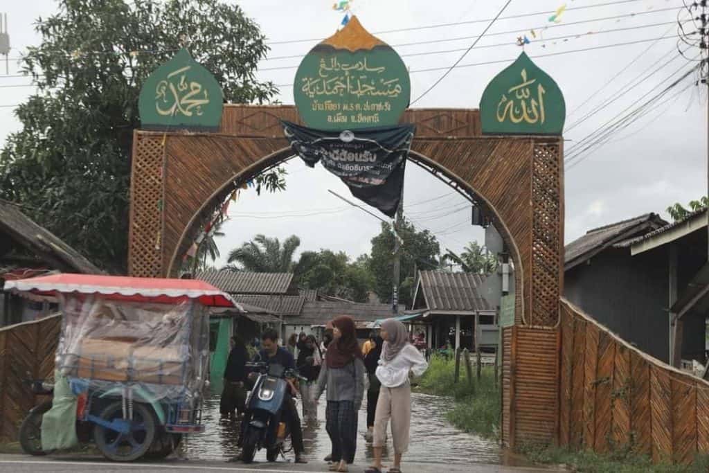 ผู้ว่าฯ ปัตตานีเปิดเผยสถานการณ์อุทกภัยเริ่มคลี่คลาย แม่น้ำปัตตานีระดับน้ำเริ่มทรงตัว ส่วนแม่น้ำสายบุรีน้ำลดระดับลงอย่างต่อเนื่อง เร่งให้ความช่วยเหลือ ผู้ว่าฯ ปัตตานีเปิดเผยสถานการณ์อุทกภัยเริ่มคลี่คลาย แม่น้ำปัตตานีระดับน้ำเริ่มทรงตัว ส่วนแม่น้ำสายบุรีน้ำลดระดับลงอย่างต่อเนื่อง เร่งให้ความช่วยเหลือ