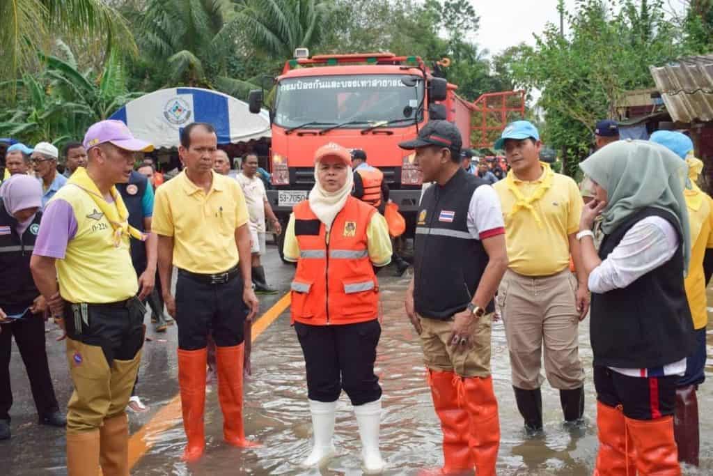 ผู้ว่าฯ ปัตตานีเปิดเผยสถานการณ์อุทกภัยเริ่มคลี่คลาย แม่น้ำปัตตานีระดับน้ำเริ่มทรงตัว ส่วนแม่น้ำสายบุรีน้ำลดระดับลงอย่างต่อเนื่อง เร่งให้ความช่วยเหลือ ผู้ว่าฯ ปัตตานีเปิดเผยสถานการณ์อุทกภัยเริ่มคลี่คลาย แม่น้ำปัตตานีระดับน้ำเริ่มทรงตัว ส่วนแม่น้ำสายบุรีน้ำลดระดับลงอย่างต่อเนื่อง เร่งให้ความช่วยเหลือ