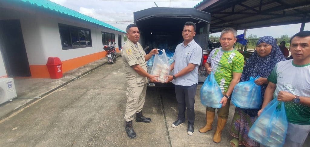 มูลนิธิอาสาเพื่อนพึ่ง (ภาฯ) ยามยาก สภากาชาดไทย จัดตั้งโรงครัวพระราชทานเพื่อช่วยเหลือผู้ประสบอุทกภัย พื้นที่ 3 จังหวัดชายแดนใต้ มูลนิธิอาสาเพื่อนพึ่ง (ภาฯ) ยามยาก สภากาชาดไทย จัดตั้งโรงครัวพระราชทานเพื่อช่วยเหลือผู้ประสบอุทกภัย พื้นที่ 3 จังหวัดชายแดนใต้