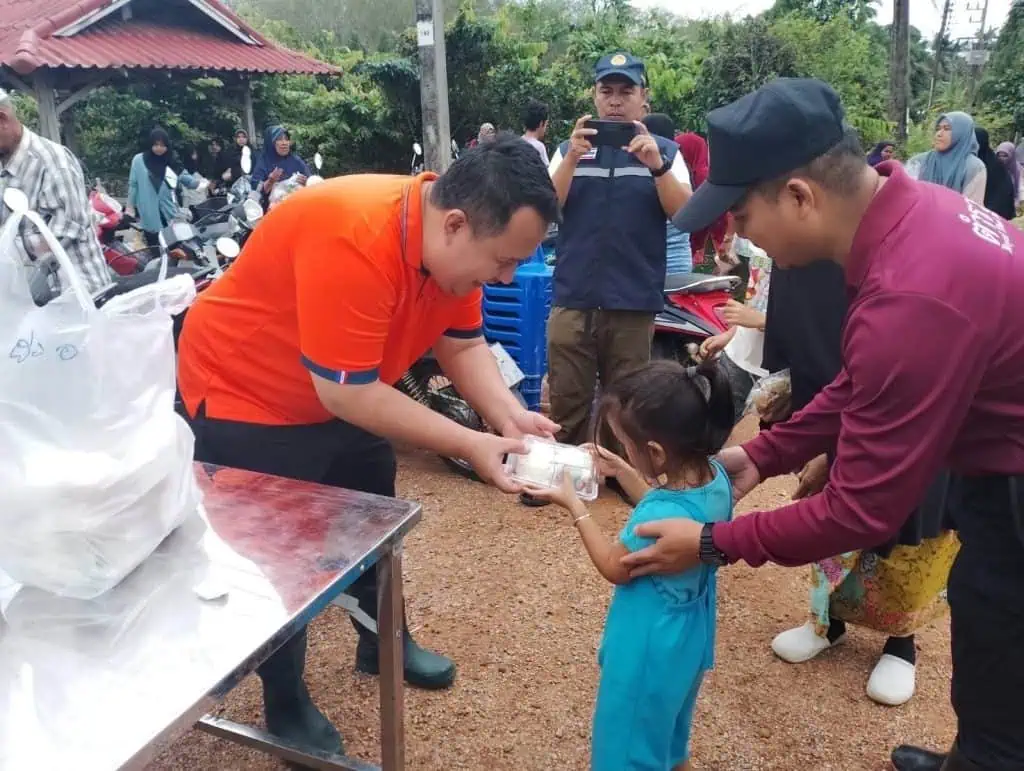 มูลนิธิอาสาเพื่อนพึ่ง (ภาฯ) ยามยาก สภากาชาดไทย  จัดตั้งโรงครัวพระราชทานเพื่อช่วยเหลือผู้ประสบอุทกภัย พื้นที่ 3 จังหวัดชายแดนใต้