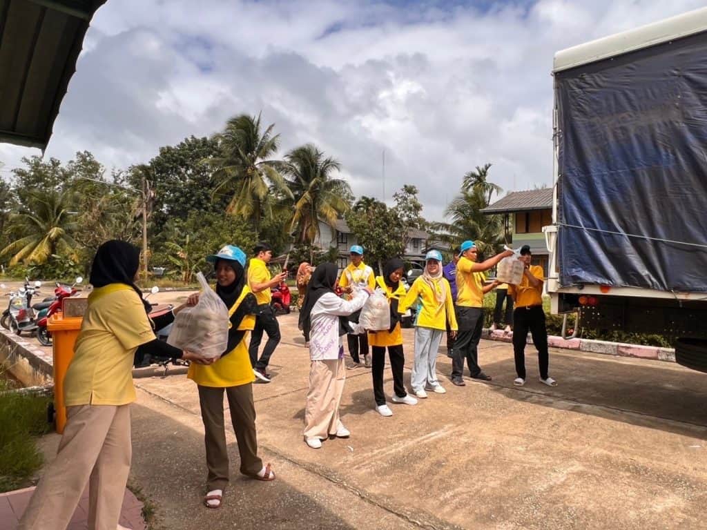 มูลนิธิอาสาเพื่อนพึ่ง (ภาฯ) ยามยาก สภากาชาดไทย จัดตั้งโรงครัวพระราชทานเพื่อช่วยเหลือผู้ประสบอุทกภัย พื้นที่ 3 จังหวัดชายแดนใต้ มูลนิธิอาสาเพื่อนพึ่ง (ภาฯ) ยามยาก สภากาชาดไทย จัดตั้งโรงครัวพระราชทานเพื่อช่วยเหลือผู้ประสบอุทกภัย พื้นที่ 3 จังหวัดชายแดนใต้