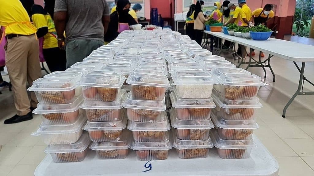 มูลนิธิอาสาเพื่อนพึ่ง (ภาฯ) ยามยาก สภากาชาดไทย จัดตั้งโรงครัวพระราชทานเพื่อช่วยเหลือผู้ประสบอุทกภัย พื้นที่ 3 จังหวัดชายแดนใต้ มูลนิธิอาสาเพื่อนพึ่ง (ภาฯ) ยามยาก สภากาชาดไทย จัดตั้งโรงครัวพระราชทานเพื่อช่วยเหลือผู้ประสบอุทกภัย พื้นที่ 3 จังหวัดชายแดนใต้