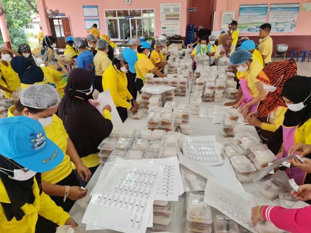 มูลนิธิอาสาเพื่อนพึ่ง (ภาฯ) ยามยาก สภากาชาดไทย จัดตั้งโรงครัวพระราชทานเพื่อช่วยเหลือผู้ประสบอุทกภัย พื้นที่ 3 จังหวัดชายแดนใต้ มูลนิธิอาสาเพื่อนพึ่ง (ภาฯ) ยามยาก สภากาชาดไทย จัดตั้งโรงครัวพระราชทานเพื่อช่วยเหลือผู้ประสบอุทกภัย พื้นที่ 3 จังหวัดชายแดนใต้