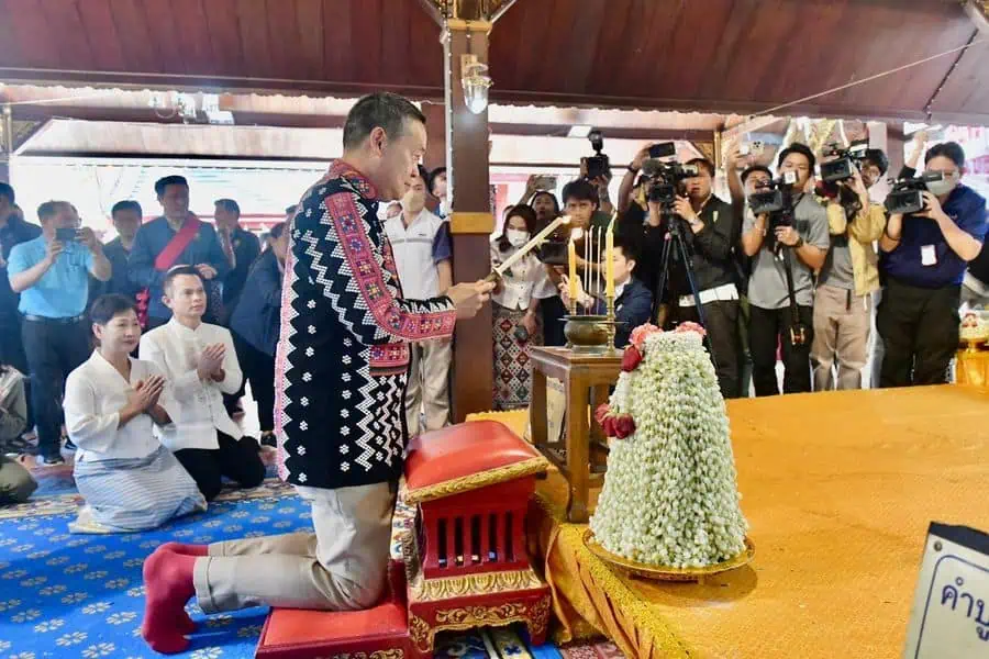 นายกรัฐมนตรี สักการะหลวงพ่อทันใจ ณ วัดพระธาตุดอยคำ จังหวัดเชียงใหม่ เพื่อความเป็นสิริมงคล ก่อนเดินทางกลับกรุงเทพฯ