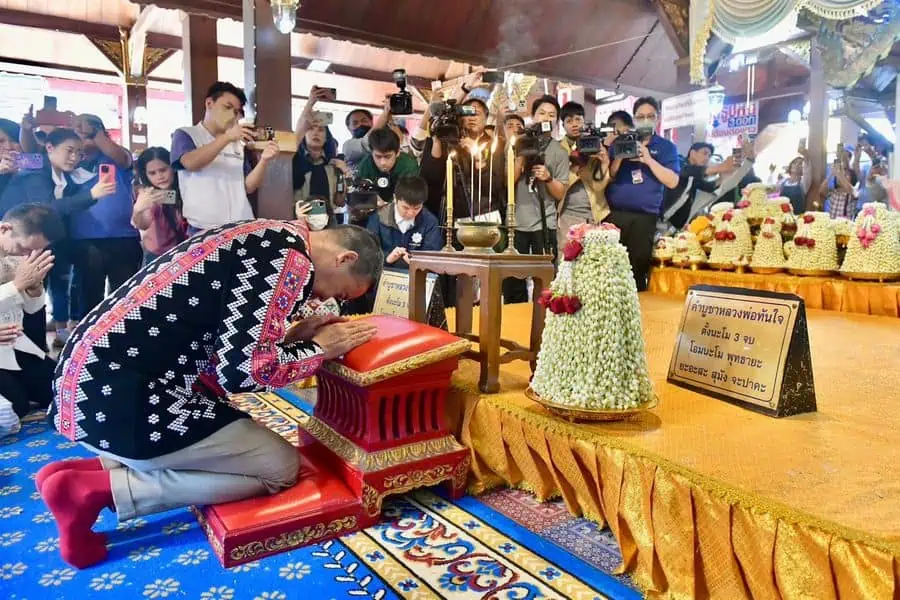 นายกรัฐมนตรี สักการะหลวงพ่อทันใจ ณ วัดพระธาตุดอยคำ จังหวัดเชียงใหม่ เพื่อความเป็นสิริมงคล ก่อนเดินทางกลับกรุงเทพฯ