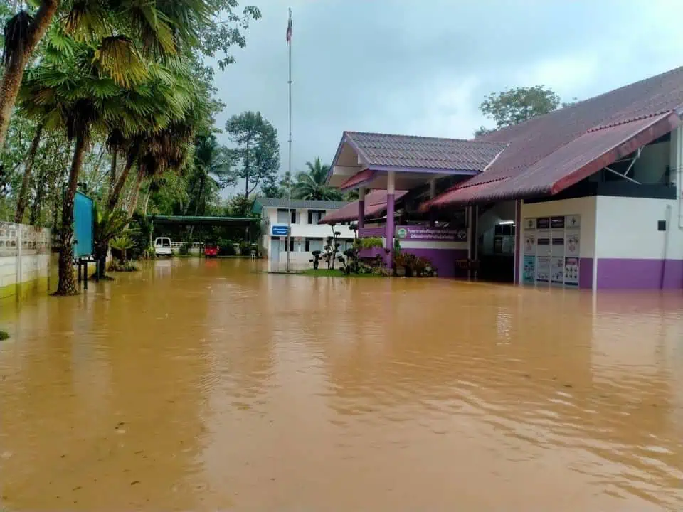 “ชลน่าน” เผย “พัทลุง-นราธิวาส” ระดับน้ำเริ่มลด รพ.สต.ยังปิดบริการ 1 แห่ง จัดทีมดูแลสุขภาพประชาชนต่อเนื่อง