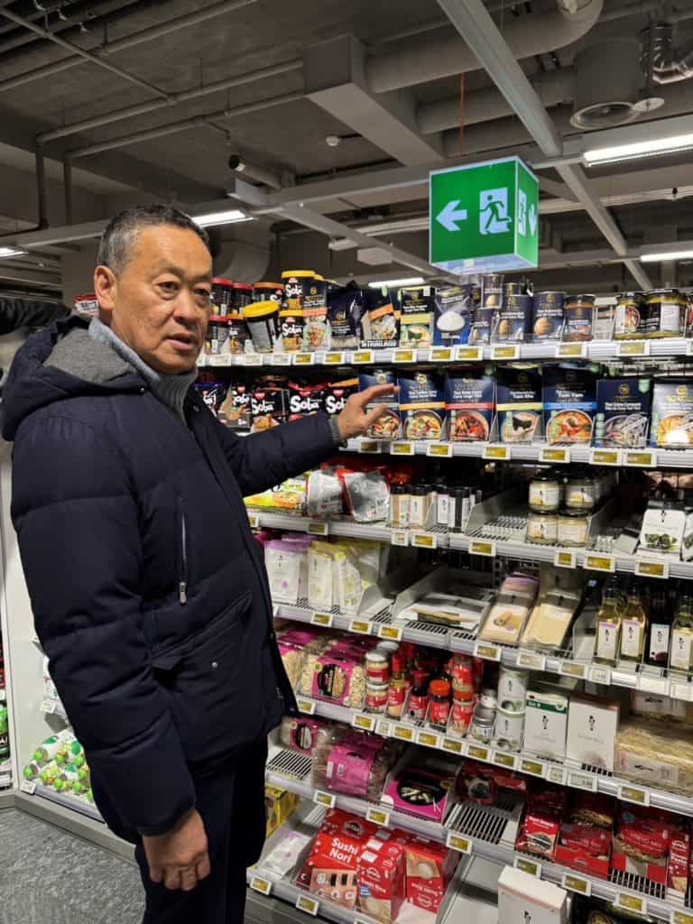 นายกฯ เดินสำรวจสินค้าไทยในซูเปอร์มาร์เก็ตนครซูริก ปลื้มสินค้าเป็นที่ชื่นชอบ นายกฯ เดินสำรวจสินค้าไทยในซูเปอร์มาร์เก็ตนครซูริก ปลื้มสินค้าเป็นที่ชื่นชอบ