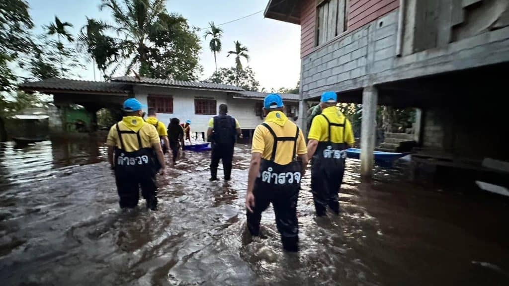 รอง ผบ.ตร.ลงใต้นำถุงยังชีพมอบให้ประชาชนที่ได้รับความเดือดร้อนจากอุทกภัย ในพื้นที่สุไหงปาดี จว.นราธิวาส รอง ผบ.ตร.ลงใต้นำถุงยังชีพมอบให้ประชาชนที่ได้รับความเดือดร้อนจากอุทกภัย ในพื้นที่สุไหงปาดี จว.นราธิวาส