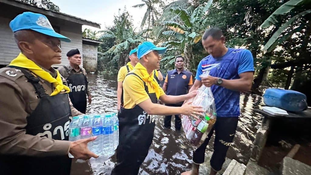 รอง ผบ.ตร.ลงใต้นำถุงยังชีพมอบให้ประชาชนที่ได้รับความเดือดร้อนจากอุทกภัย ในพื้นที่สุไหงปาดี จว.นราธิวาส รอง ผบ.ตร.ลงใต้นำถุงยังชีพมอบให้ประชาชนที่ได้รับความเดือดร้อนจากอุทกภัย ในพื้นที่สุไหงปาดี จว.นราธิวาส