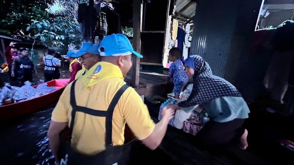 รอง ผบ.ตร.ลงใต้นำถุงยังชีพมอบให้ประชาชนที่ได้รับความเดือดร้อนจากอุทกภัย ในพื้นที่สุไหงปาดี จว.นราธิวาส รอง ผบ.ตร.ลงใต้นำถุงยังชีพมอบให้ประชาชนที่ได้รับความเดือดร้อนจากอุทกภัย ในพื้นที่สุไหงปาดี จว.นราธิวาส