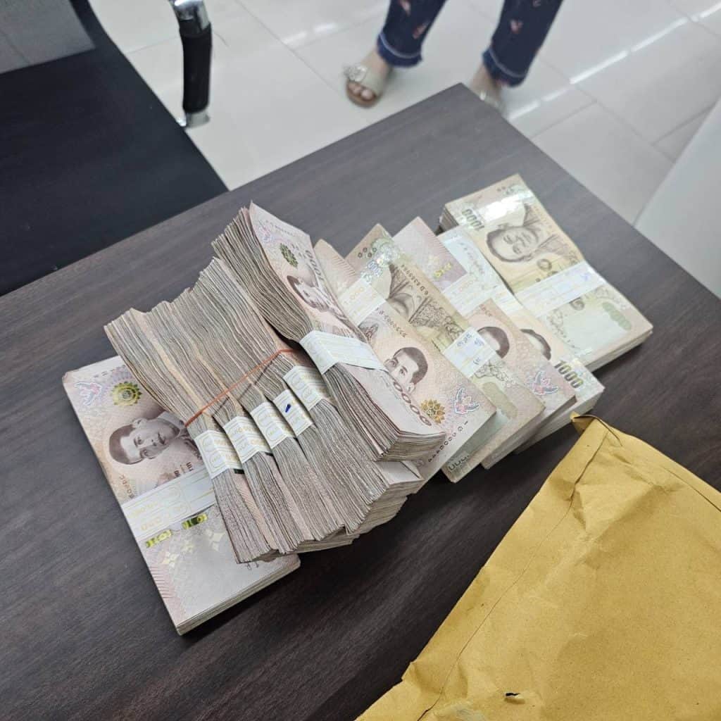 รปภ.ใจงามเก็บเงิน 1 . 2 ล้าน คืนเจ้าของหญิงสาวทำหายระหว่างย้ายสัมภาระ รปภ.ใจงามเก็บเงิน 1 . 2 ล้าน คืนเจ้าของหญิงสาวทำหายระหว่างย้ายสัมภาระ