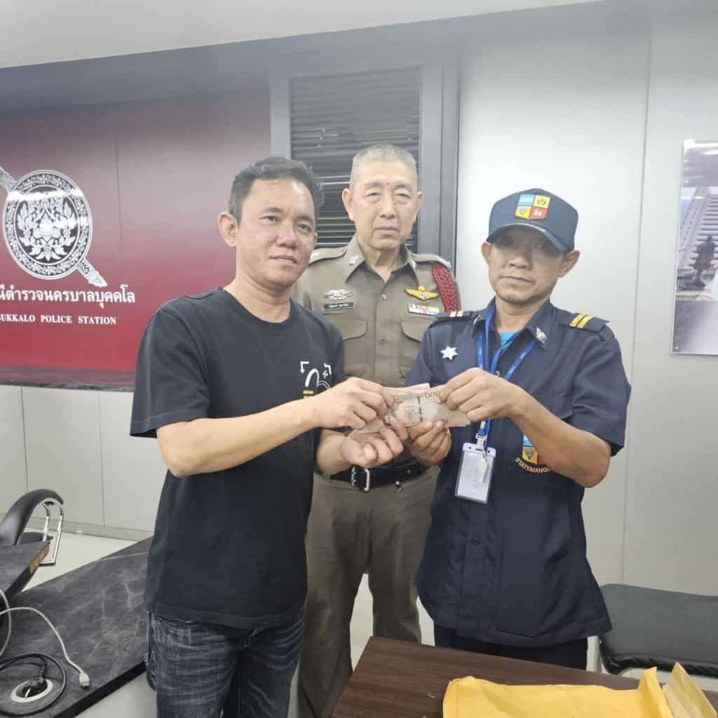 รปภ.ใจงามเก็บเงิน 1 . 2 ล้าน คืนเจ้าของหญิงสาวทำหายระหว่างย้ายสัมภาระ รปภ.ใจงามเก็บเงิน 1 . 2 ล้าน คืนเจ้าของหญิงสาวทำหายระหว่างย้ายสัมภาระ