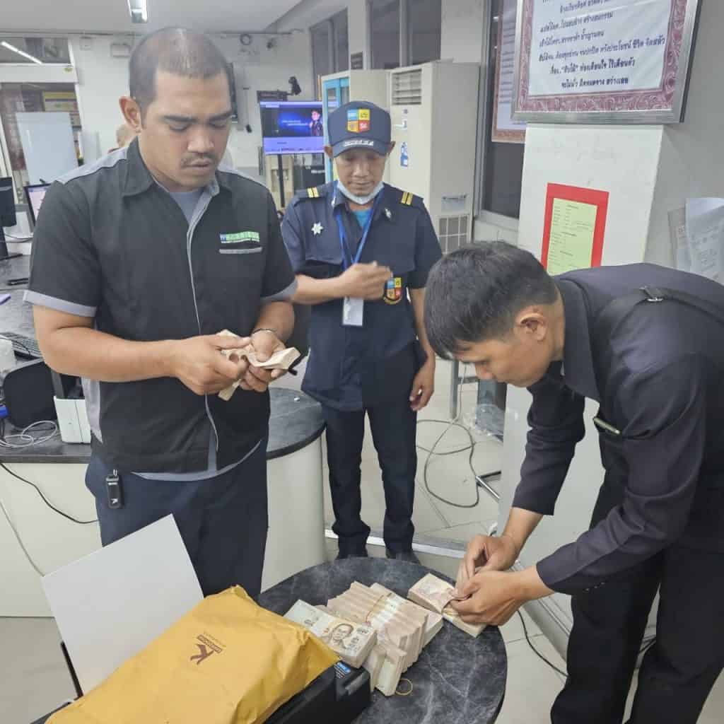 รปภ.ใจงามเก็บเงิน 1 . 2 ล้าน คืนเจ้าของหญิงสาวทำหายระหว่างย้ายสัมภาระ รปภ.ใจงามเก็บเงิน 1 . 2 ล้าน คืนเจ้าของหญิงสาวทำหายระหว่างย้ายสัมภาระ