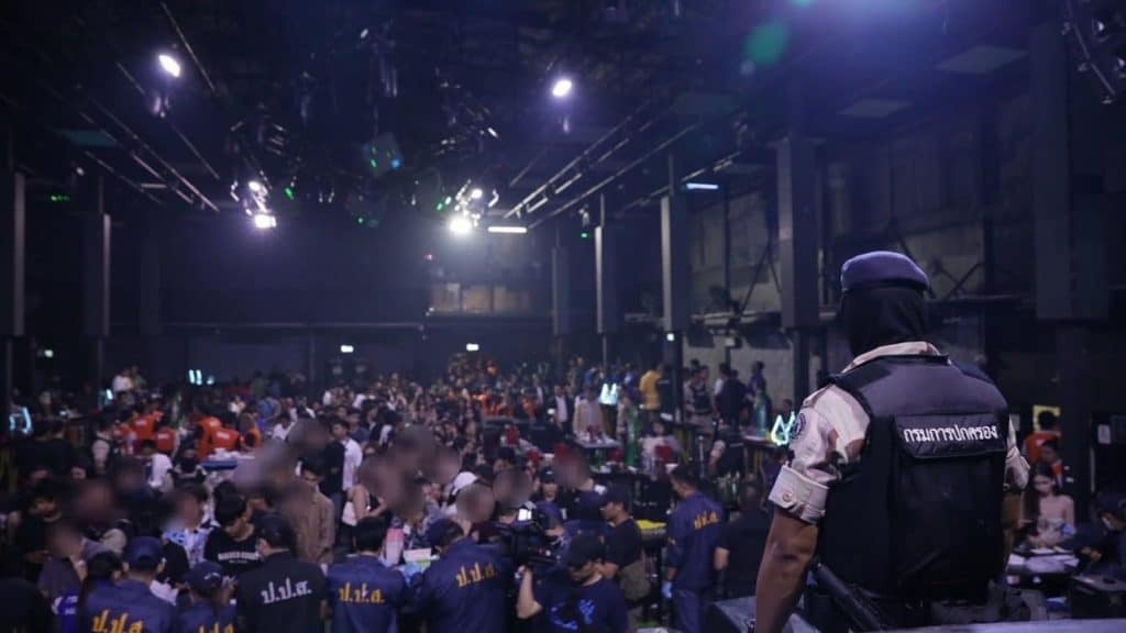 มท.1 ลุยเอง นำอธิบดีกรมการปกครอง พร้อมชุดปฏิบัติการพิเศษกรมการปกครอง ออกปฏิบัติการบุกจับ TAG ผับ ย่านอ้อมน้อย สมุทรสาคร พบนักเที่ยวฉี่ม่วงกว่า 77 คน มท.1 ลุยเอง นำอธิบดีกรมการปกครอง พร้อมชุดปฏิบัติการพิเศษกรมการปกครอง ออกปฏิบัติการบุกจับ TAG ผับ ย่านอ้อมน้อย สมุทรสาคร พบนักเที่ยวฉี่ม่วงกว่า 77 คน