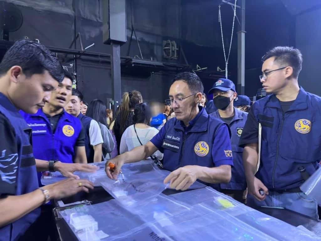 มท.1 ลุยเอง นำอธิบดีกรมการปกครอง พร้อมชุดปฏิบัติการพิเศษกรมการปกครอง ออกปฏิบัติการบุกจับ TAG ผับ ย่านอ้อมน้อย สมุทรสาคร พบนักเที่ยวฉี่ม่วงกว่า 77 คน มท.1 ลุยเอง นำอธิบดีกรมการปกครอง พร้อมชุดปฏิบัติการพิเศษกรมการปกครอง ออกปฏิบัติการบุกจับ TAG ผับ ย่านอ้อมน้อย สมุทรสาคร พบนักเที่ยวฉี่ม่วงกว่า 77 คน