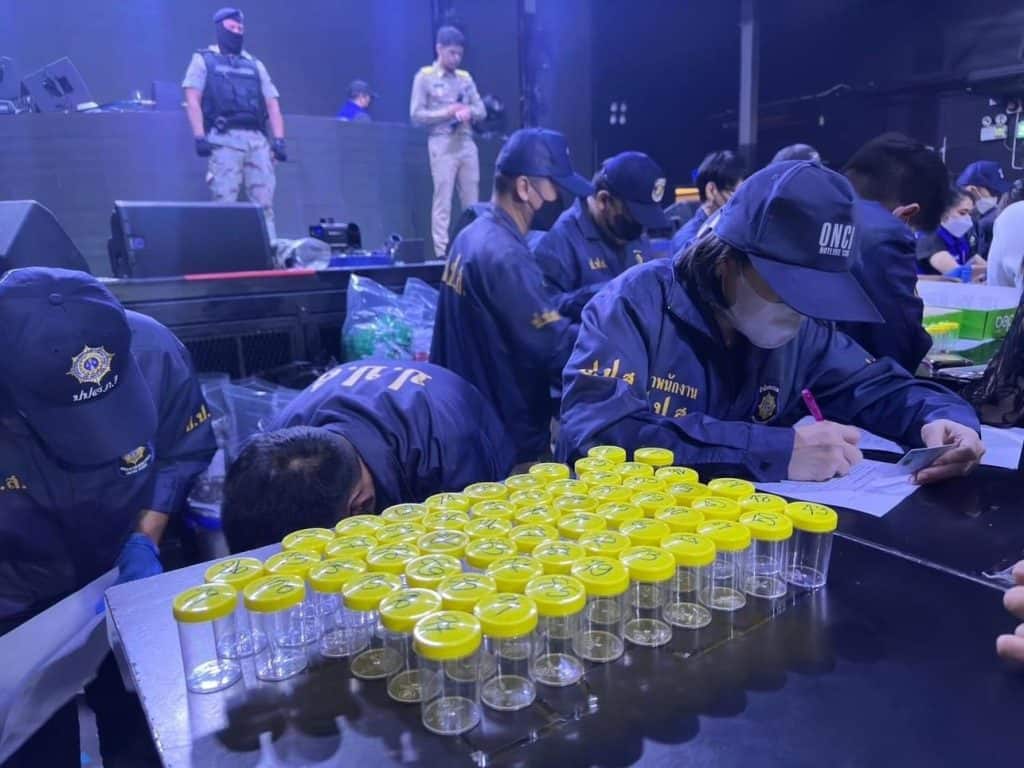 มท.1 ลุยเอง นำอธิบดีกรมการปกครอง พร้อมชุดปฏิบัติการพิเศษกรมการปกครอง ออกปฏิบัติการบุกจับ TAG ผับ ย่านอ้อมน้อย สมุทรสาคร พบนักเที่ยวฉี่ม่วงกว่า 77 คน มท.1 ลุยเอง นำอธิบดีกรมการปกครอง พร้อมชุดปฏิบัติการพิเศษกรมการปกครอง ออกปฏิบัติการบุกจับ TAG ผับ ย่านอ้อมน้อย สมุทรสาคร พบนักเที่ยวฉี่ม่วงกว่า 77 คน