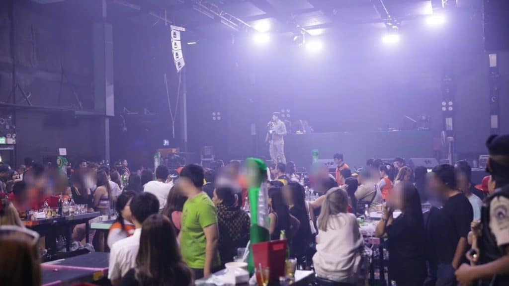 มท.1 ลุยเอง นำอธิบดีกรมการปกครอง พร้อมชุดปฏิบัติการพิเศษกรมการปกครอง ออกปฏิบัติการบุกจับ TAG ผับ ย่านอ้อมน้อย สมุทรสาคร พบนักเที่ยวฉี่ม่วงกว่า 77 คน มท.1 ลุยเอง นำอธิบดีกรมการปกครอง พร้อมชุดปฏิบัติการพิเศษกรมการปกครอง ออกปฏิบัติการบุกจับ TAG ผับ ย่านอ้อมน้อย สมุทรสาคร พบนักเที่ยวฉี่ม่วงกว่า 77 คน