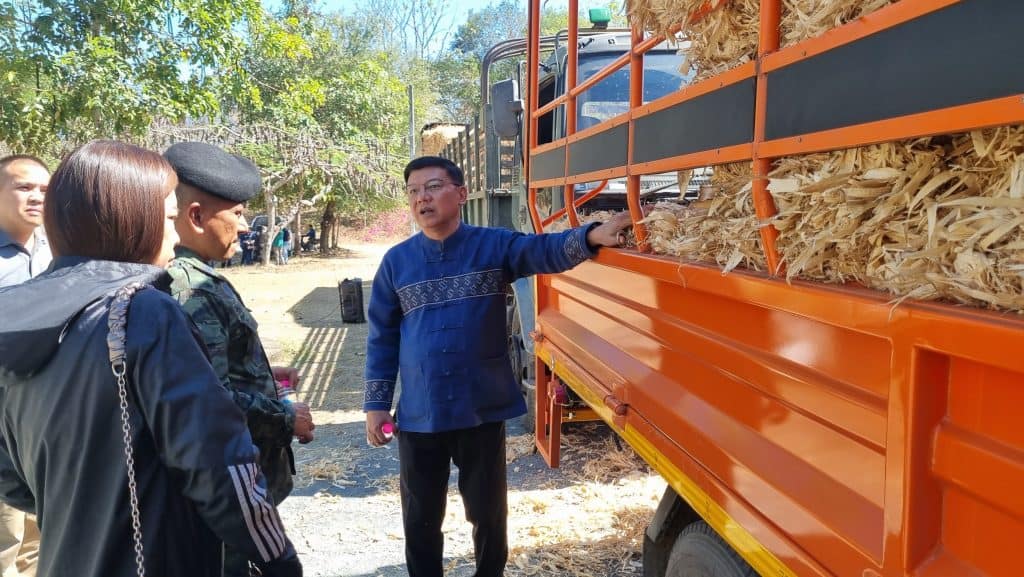 กองทัพภาค 3 ขนซังข้าวโพด มอบผู้เลี้ยงโค ไม่ต้องเผา แถมมีประโยชน์ กองทัพภาค 3 ขนซังข้าวโพด มอบผู้เลี้ยงโค ไม่ต้องเผา แถมมีประโยชน์