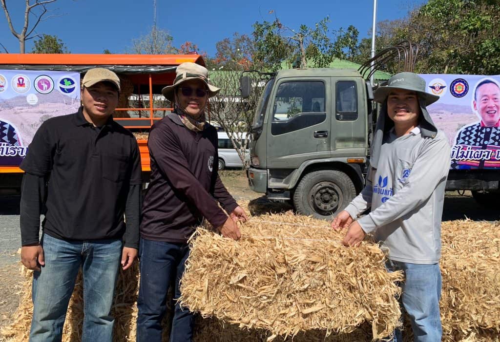 กองทัพภาค 3 ขนซังข้าวโพด มอบผู้เลี้ยงโค ไม่ต้องเผา แถมมีประโยชน์ กองทัพภาค 3 ขนซังข้าวโพด มอบผู้เลี้ยงโค ไม่ต้องเผา แถมมีประโยชน์