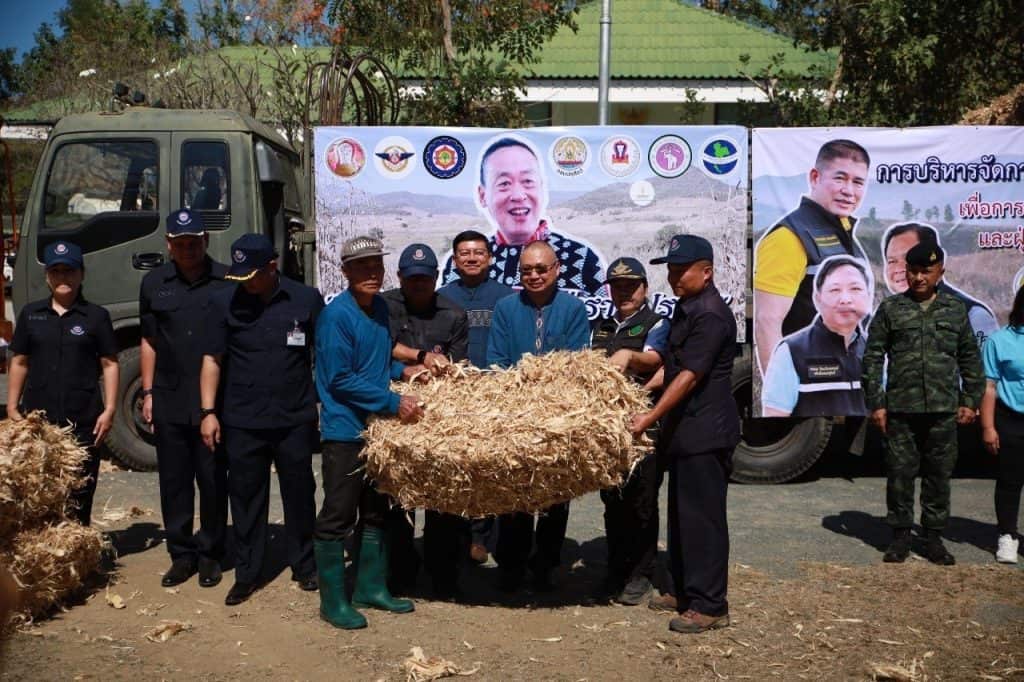 กองทัพภาค 3 ขนซังข้าวโพด มอบผู้เลี้ยงโค ไม่ต้องเผา แถมมีประโยชน์ กองทัพภาค 3 ขนซังข้าวโพด มอบผู้เลี้ยงโค ไม่ต้องเผา แถมมีประโยชน์