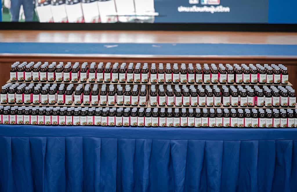 ตำรวจสอบสวนกลาง (CIB) ร่วมกับ อย. ทลายโรงงานผลิตยาแก้ไอปลอมรายใหญ่ ยึดของกลางมูลค่ากว่า 1.5 ล้านบาท ตำรวจสอบสวนกลาง (CIB) ร่วมกับ อย. ทลายโรงงานผลิตยาแก้ไอปลอมรายใหญ่ ยึดของกลางมูลค่ากว่า 1.5 ล้านบาท