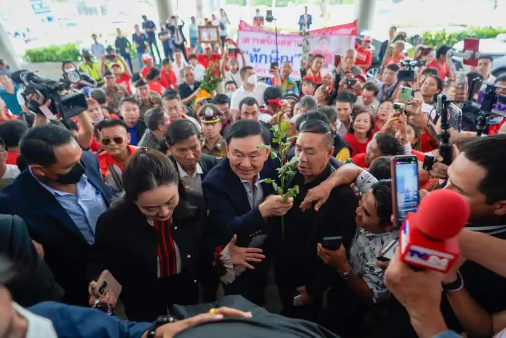 “ทักษิณ” เข้าพรรคเพื่อไทยในรอบ 17 ปี คนเสื้อแดง และรัฐมนตรี รอให้การต้อนรับ ขณะที่ 'แพทองธาร' เผย บรรยากาศเจอ สส. มีความสุข เหมือนได้กลับบ้านอีกครั้ง