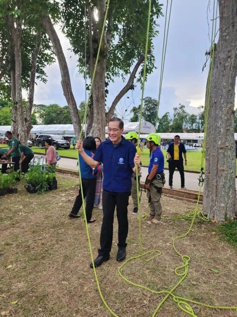 คณะกรรมาธิการทรัพยากรธรรมชาติฯ กรรมาธิการการอุดมศึกษาฯ ตรวจเยี่ยมโรงเรียนป่าไม้แพร่ ชื่นชมการพัฒนามาเป็นสถาบันนวัตกรรมด้านป่าไม้ ให้ผู้เข้าเรียนจบเทียบเท่าระดับปริญญาตรี