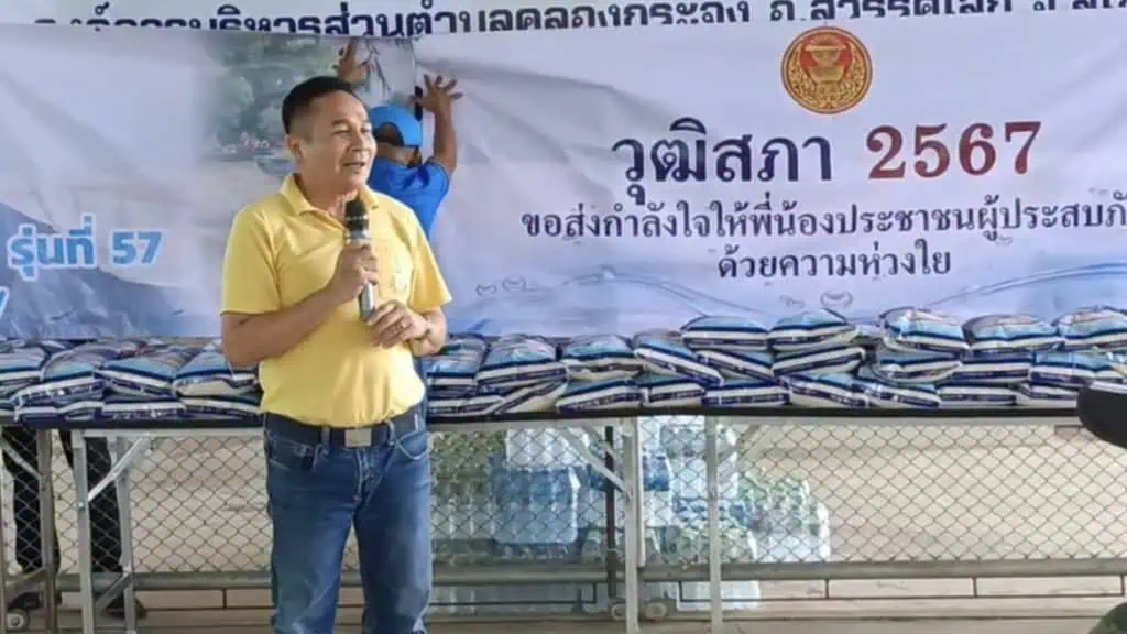 "สว.สวัสดิ์" ห่วงผู้ประสบอุทกภัย มอบถุงยังชีพ-ข้าวสารช่วยคนสุโขทัย