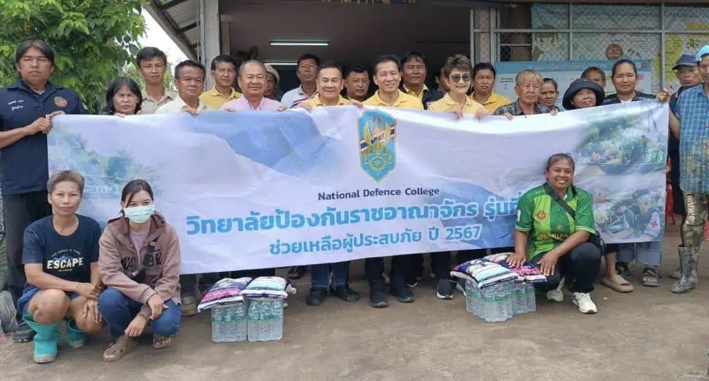 "สว.สวัสดิ์" ห่วงผู้ประสบอุทกภัย มอบถุงยังชีพ-ข้าวสารช่วยคนสุโขทัย