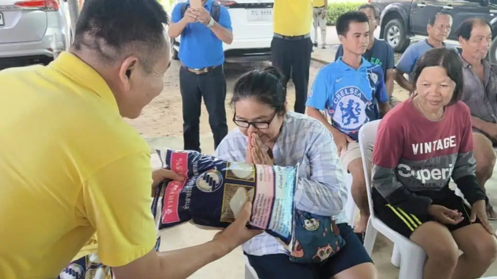 "สว.สวัสดิ์" ห่วงผู้ประสบอุทกภัย มอบถุงยังชีพ-ข้าวสารช่วยคนสุโขทัย