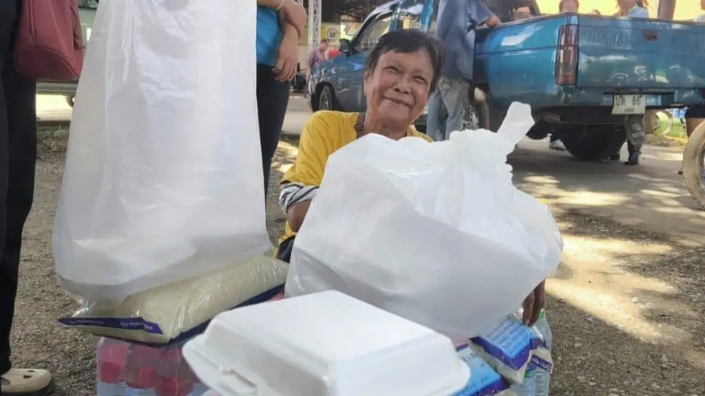 "สว.สวัสดิ์" ห่วงผู้ประสบอุทกภัย มอบถุงยังชีพ-ข้าวสารช่วยคนสุโขทัย