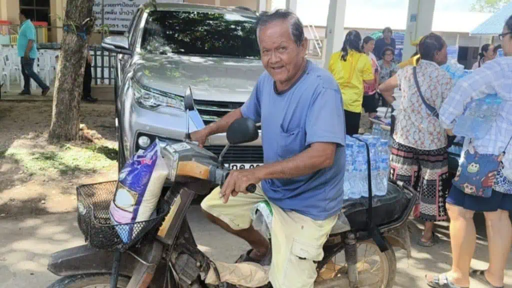 "สว.สวัสดิ์" ห่วงผู้ประสบอุทกภัย มอบถุงยังชีพ-ข้าวสารช่วยคนสุโขทัย