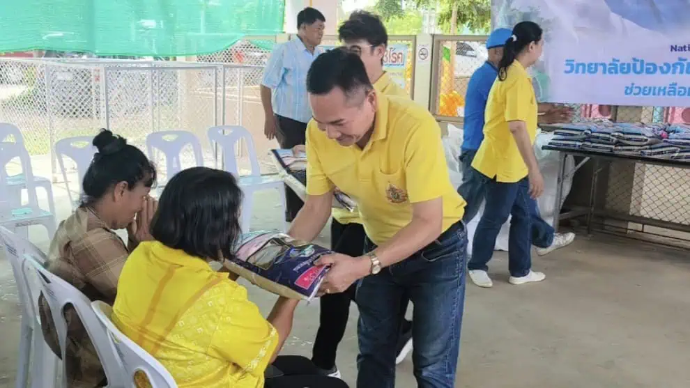 "สว.สวัสดิ์" ห่วงผู้ประสบอุทกภัย มอบถุงยังชีพ-ข้าวสารช่วยคนสุโขทัย