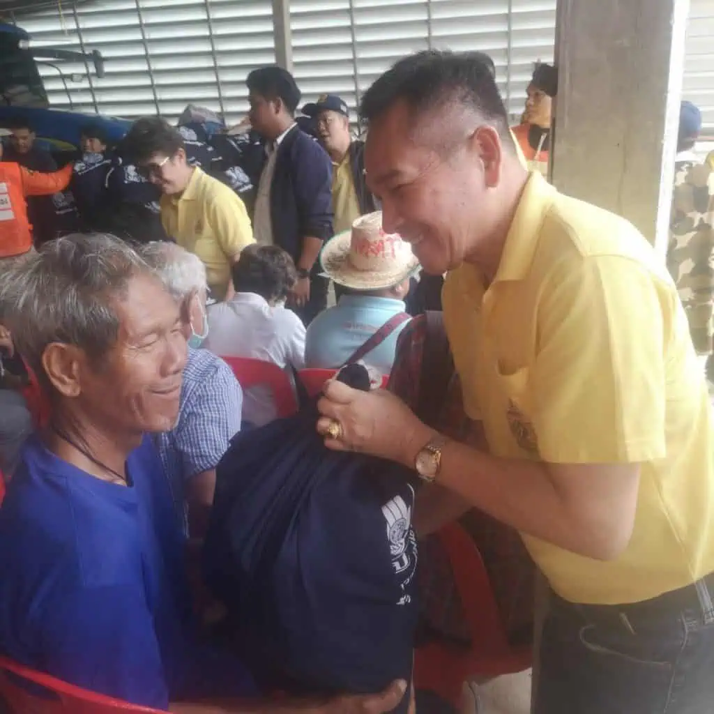 "สว.สวัสดิ์" ห่วงผู้ประสบอุทกภัย มอบถุงยังชีพ-ข้าวสารช่วยคนสุโขทัย