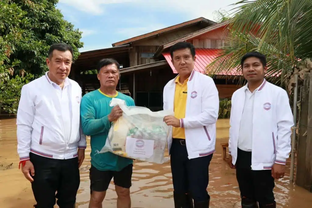 “พลเอกประวิตร” มอบ “ชัยวุฒิ-พล.ต.ท.ปิยะ” รุดลงพื้นที่จังหวัดแพร่ ห่วงผู้ประสบภัยน้ำท่วม มอบถุงยังชีพ พร้อมขอบคุณเจ้าหน้าที่ร่วมแรงร่วมใจทำงานเพื่อประชาชน